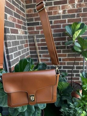 Brown Leather Crossbody Bag with Adjustable Strap